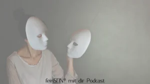 Frau mit einer weissen Maske im Gesicht und einer in der Hand
